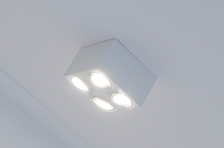 Aufbaustrahler Weiß mit vier GU10-Lampen