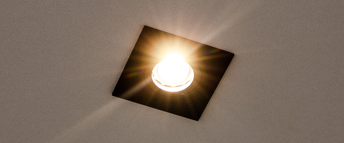 Schwarzer Einbaustrahler in der Decke