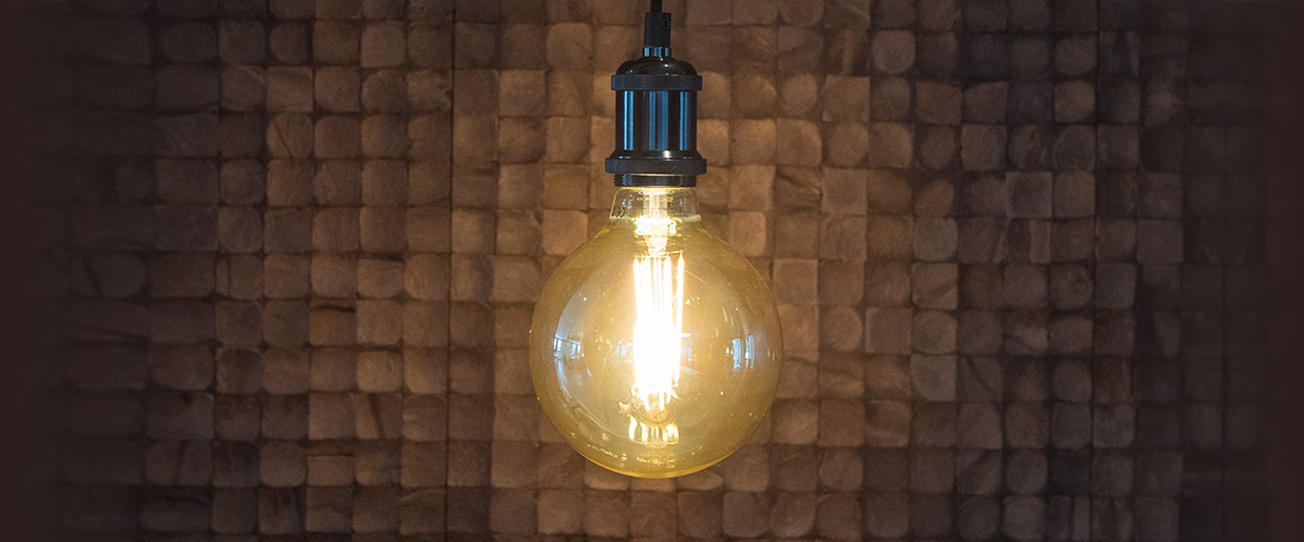Stimmungsvolle Filamentlampe im Wohnzimmer