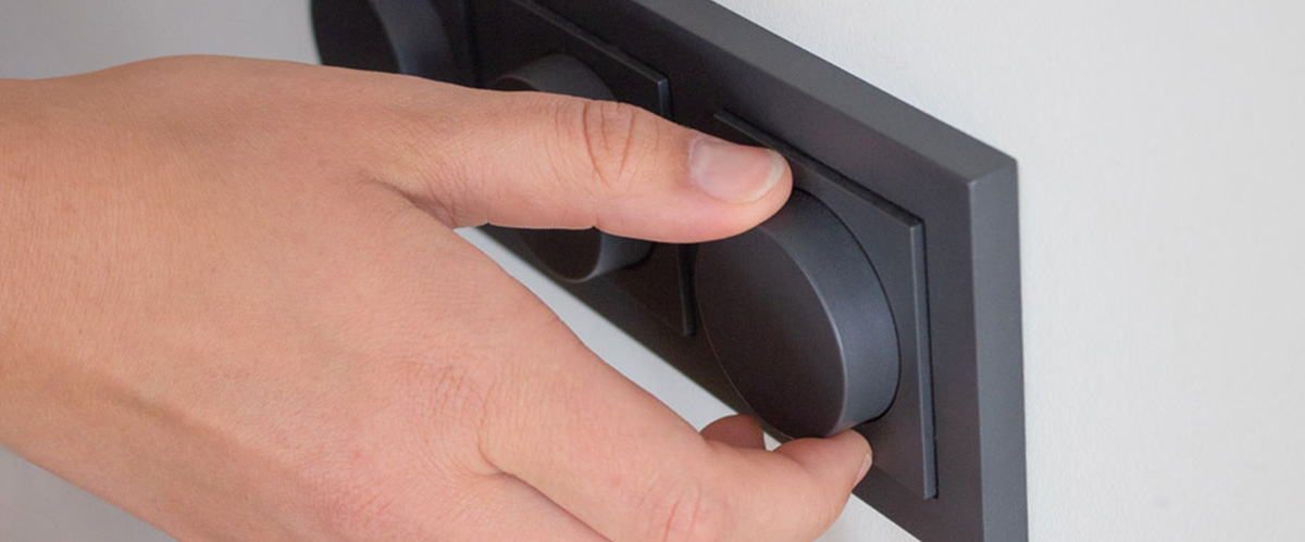 Einbau eines LED-Dimmers in der Mauer