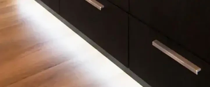 LED-Streifen Tageslicht Weiß unter dem Schrank
