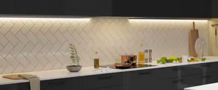 LED-Streifen Warm Weiß unter den Küchenschränken