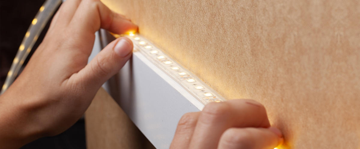 LED-Streifen werden mit einem Transformator versorgt