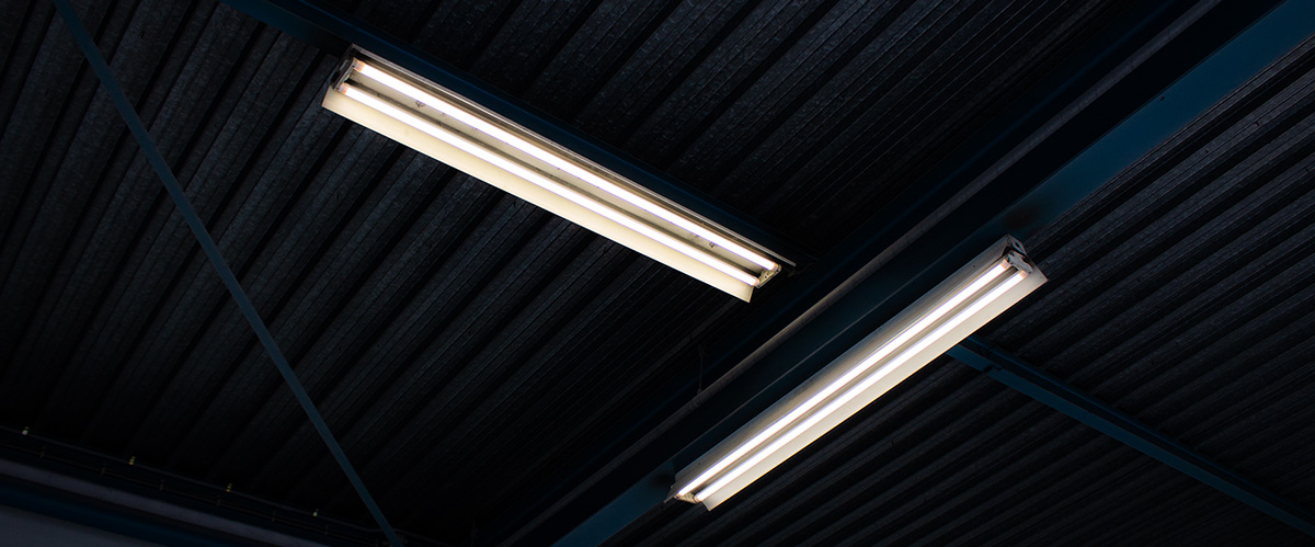 Platzierung einer LED-Röhre im Büro