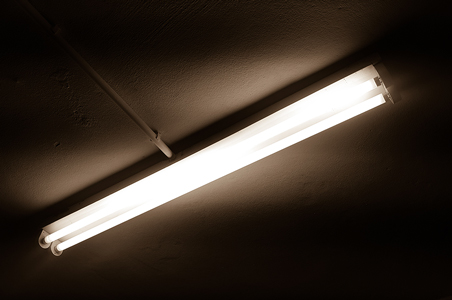LED-Röhren mit Leuchte in der Garage