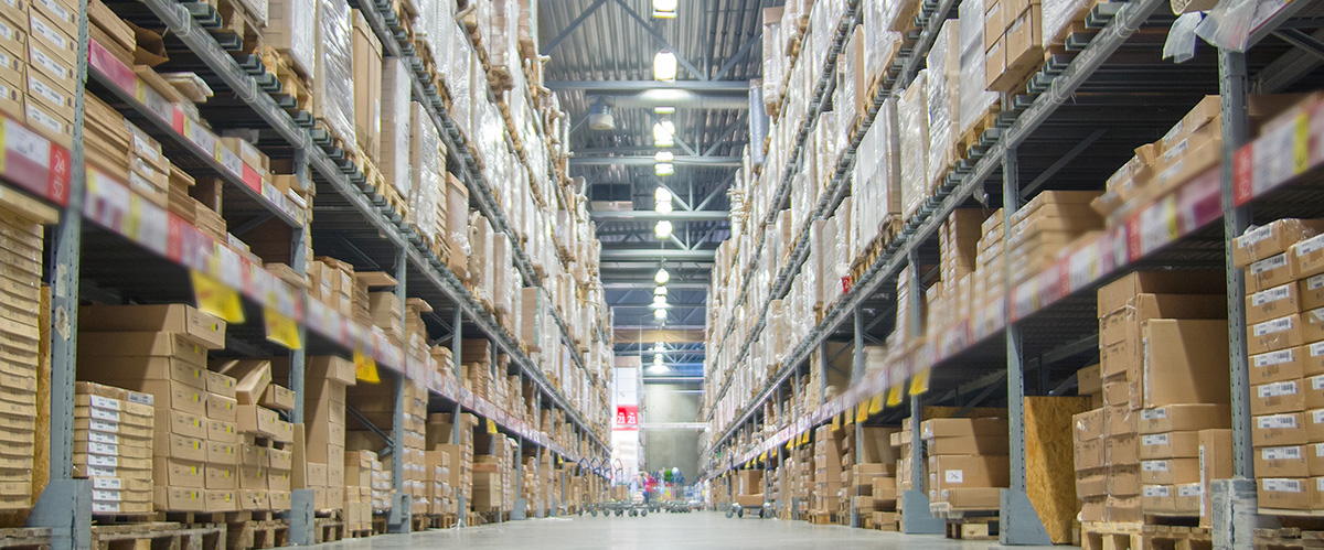 LED-Hallenstrahler in einem großen Lager